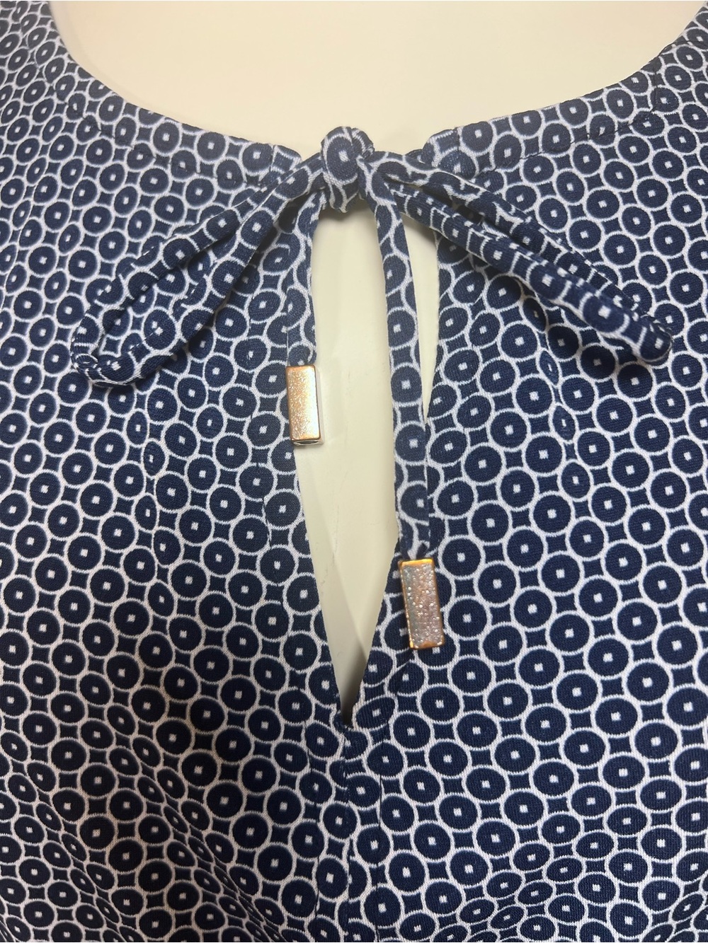 Liz Claiborne Woman 1X Navy White Geometric Tie Neck Keyhole Blouse - Picture 6 of 11